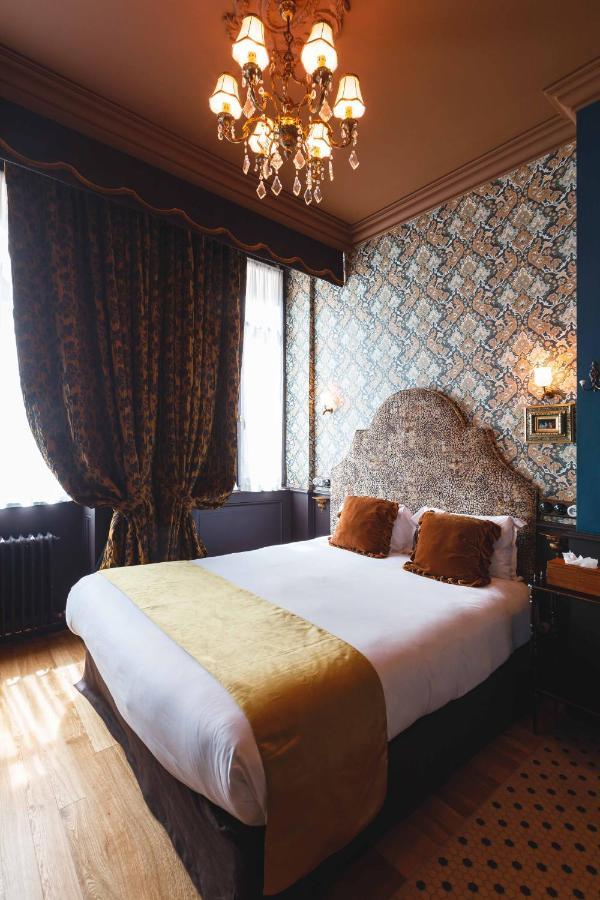 Deluxe Queen Room Boudoir