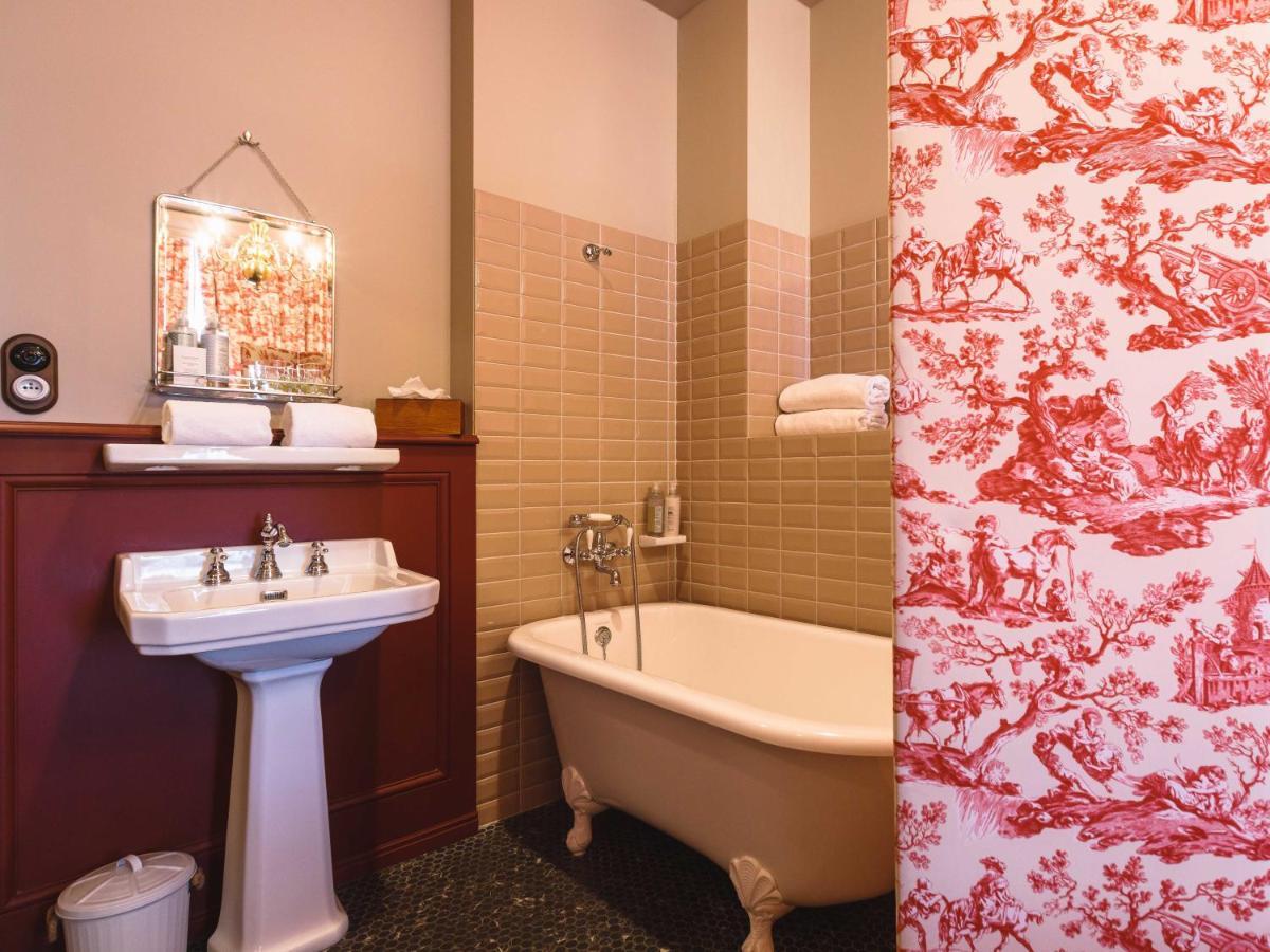Deluxe Queen Room Boudoir
