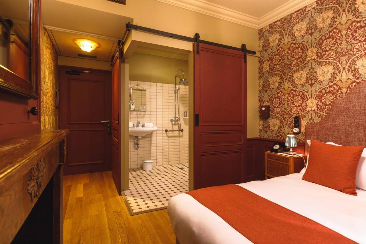 Deluxe Queen Room Boudoir